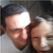 Profesor de inglés imparte clases a niños de todas las clases